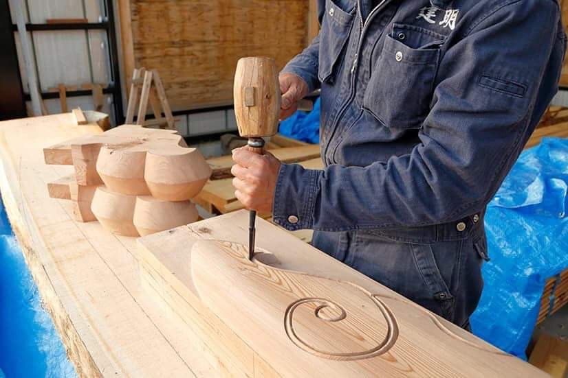 木材を加工する職人の手元